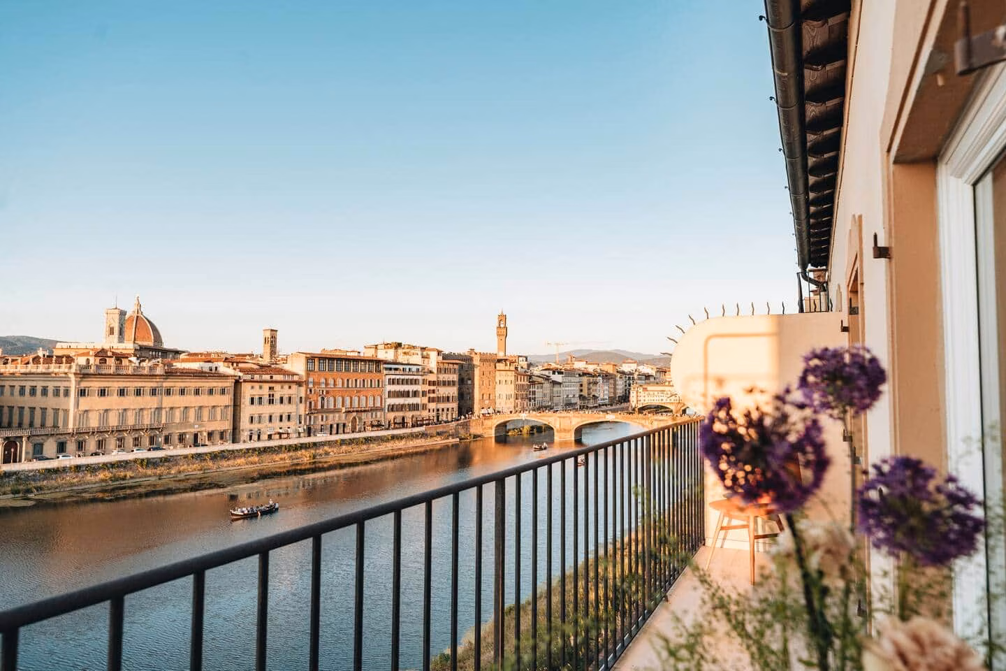 Luxury View Arno — balcone all'ora dorata sull'Arno con Duomo, torre di Palazzo Vecchio e Ponte Vecchio
