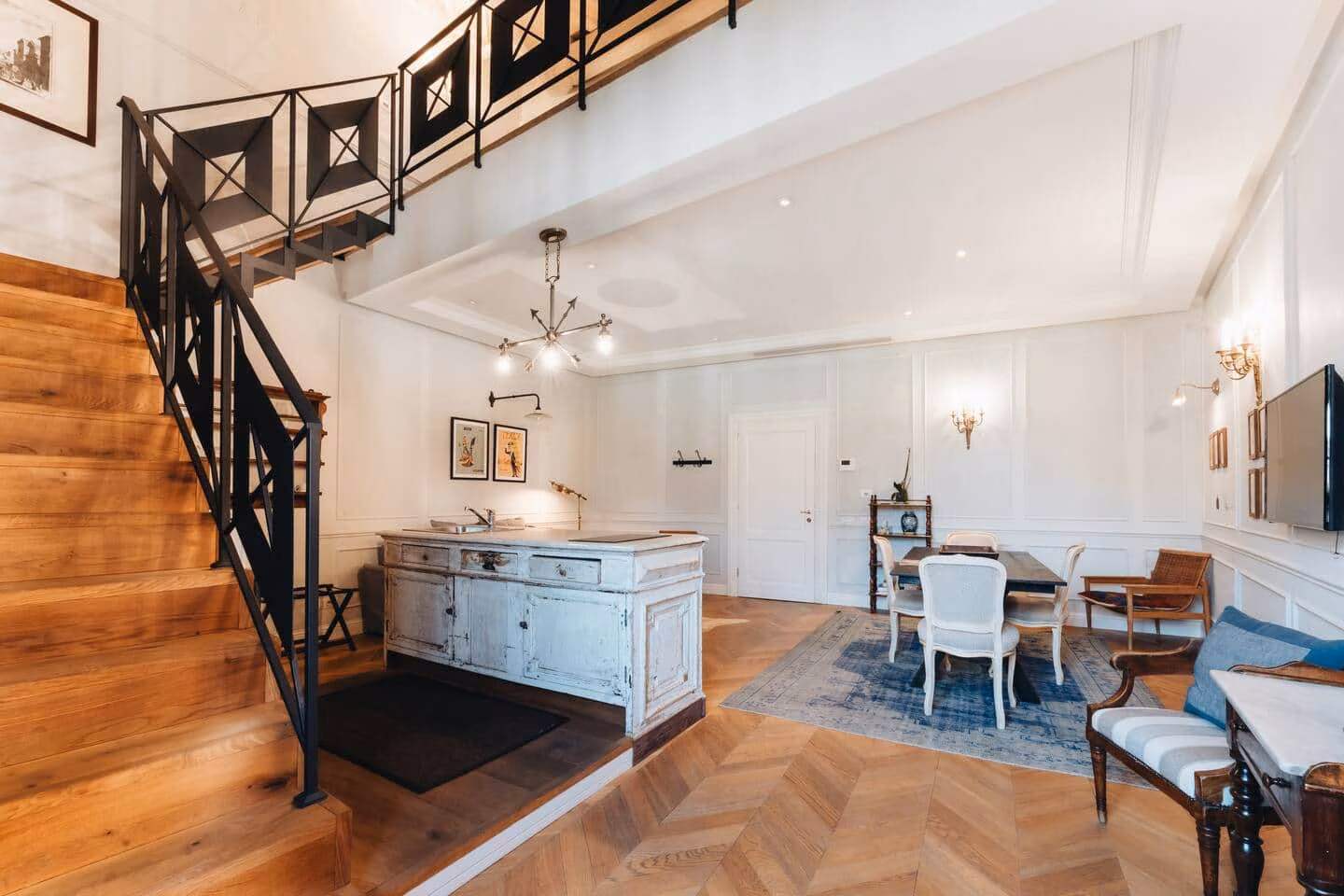 Comfort Suite, Santa Croce — soggiorno a doppia altezza con scala in legno che sale al soppalco