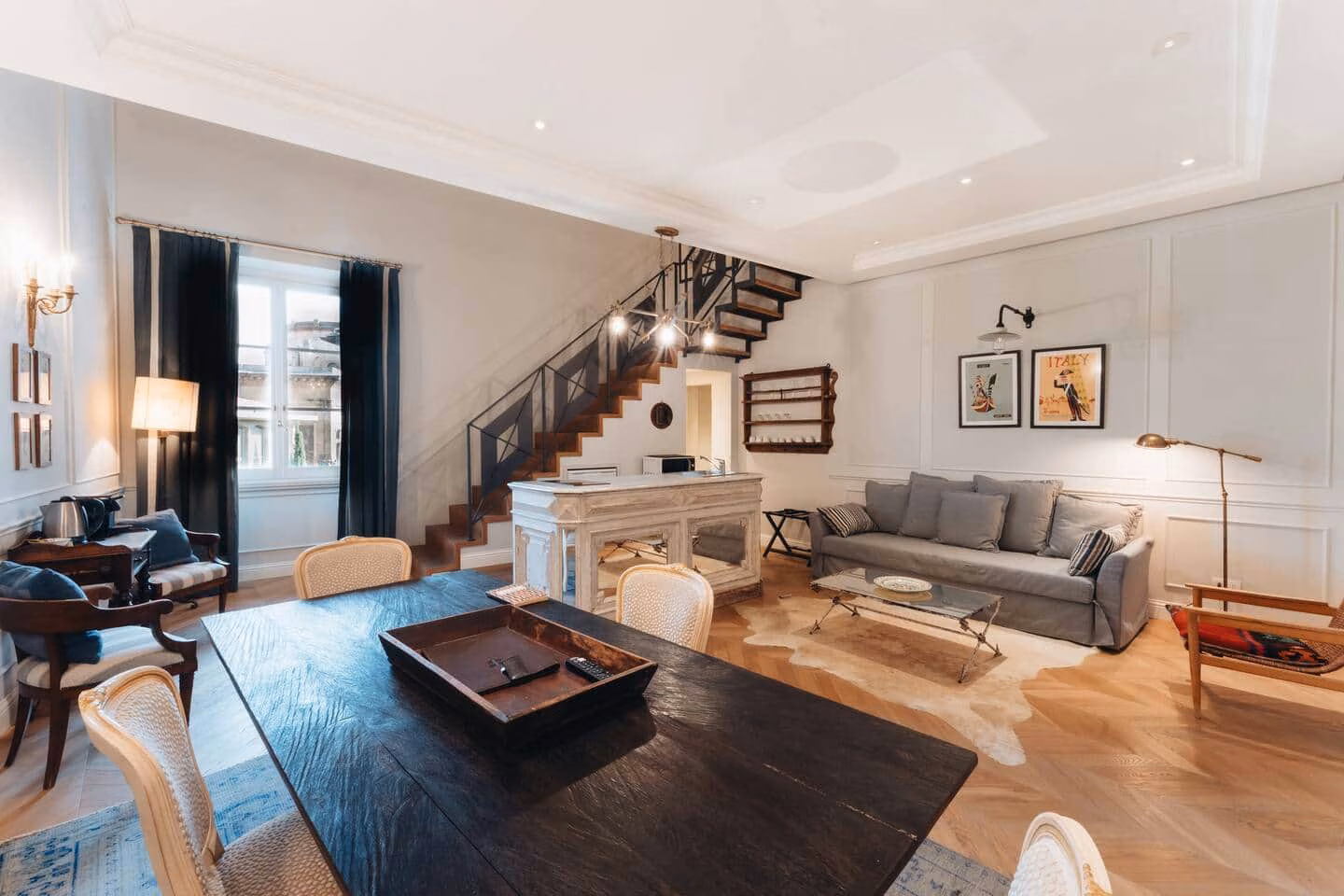 Comfort Suite, Santa Croce — angolo relax vicino a una finestra con pareti boiserie e parquet caldo