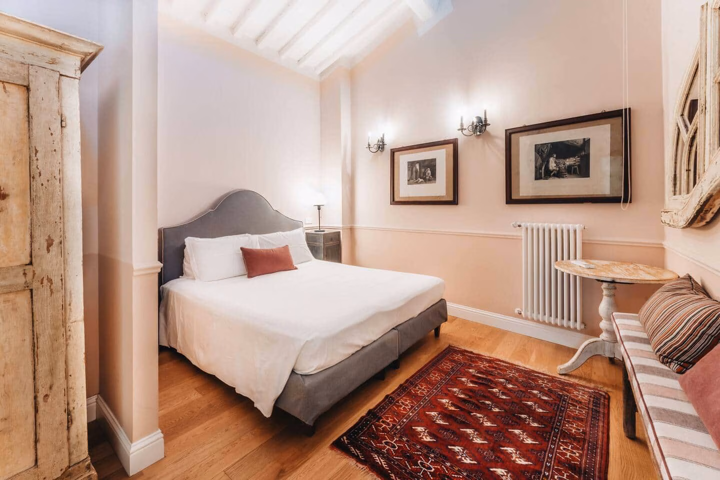 Il Bue Terrace Apartment — camera matrimoniale sotto travi a vista con pavimento in rovere
