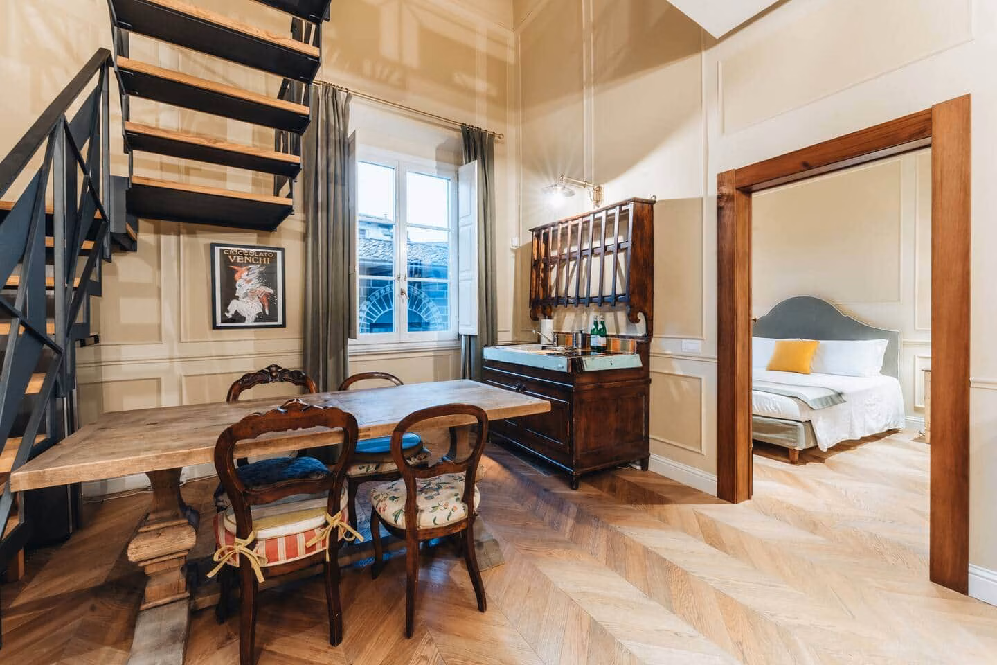 Le Ruote — zona pranzo con tavolo rustico in legno e sedie d'epoca, affacciata su una seconda camera