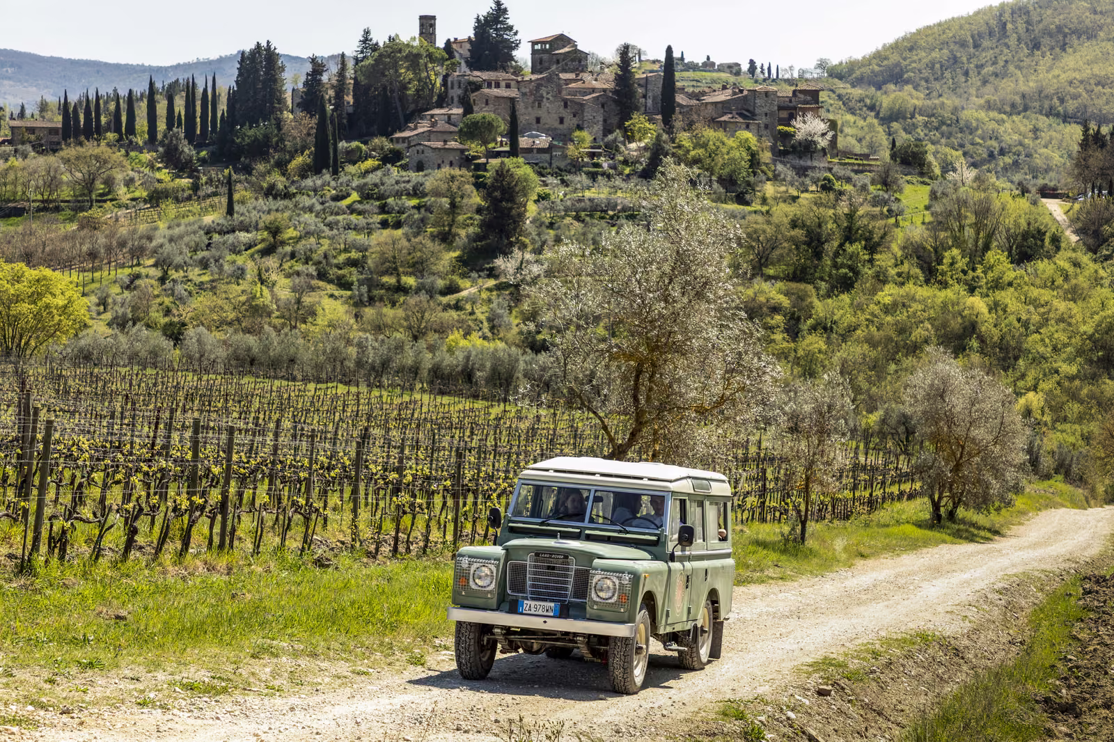 Chianti Vintage Expeditions — Land Rover d'epoca tra i vigneti del Chianti Classico, Toscana