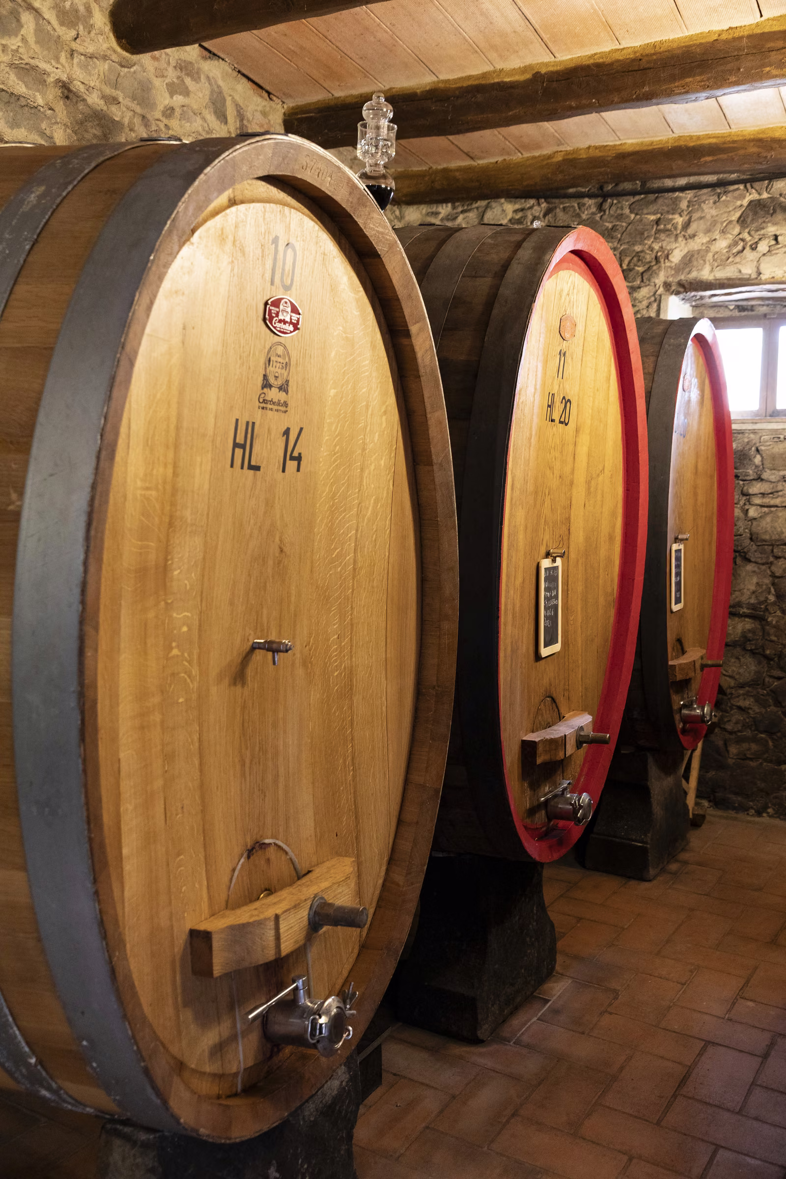 Degustazione Villa Bordoni — botti di rovere invecchiate nella cantina di pietra originale