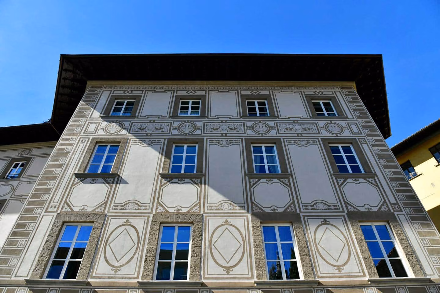 Facciata di un palazzo storico fiorentino al tramonto — La Croce D'Oro