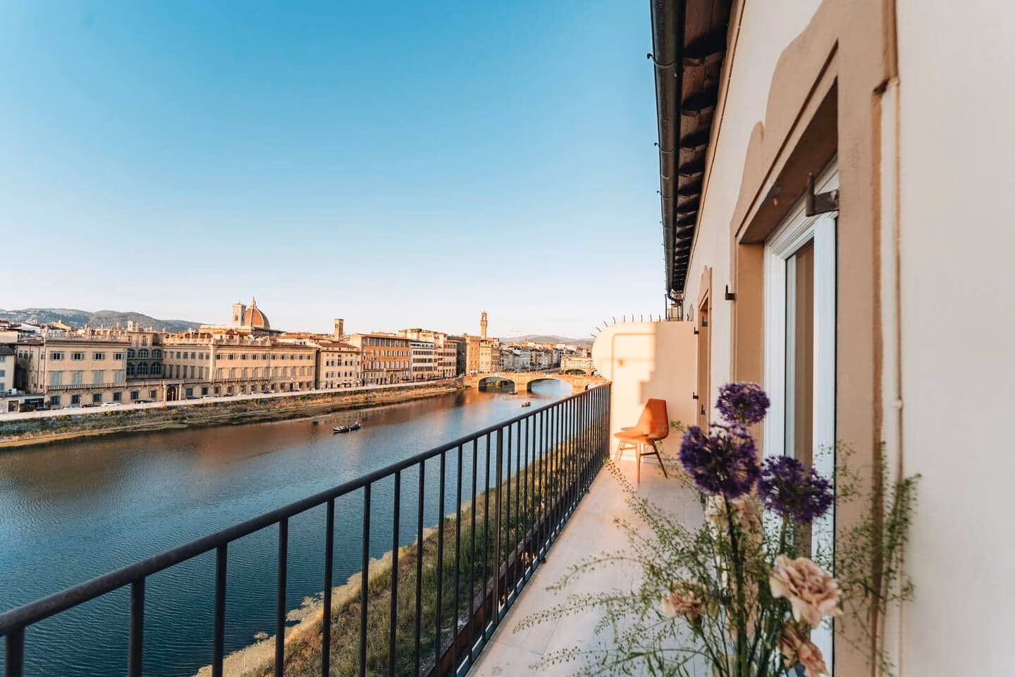 Vista diurna dal balcone sull'Arno verso Ponte Vecchio — La Croce D'Oro