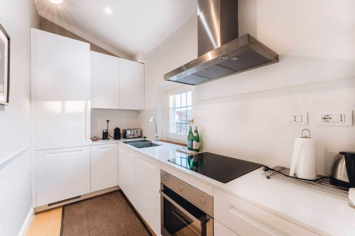 Cucina moderna e luminosa in un appartamento con terrazza Il Bue — La Croce D'Oro Firenze